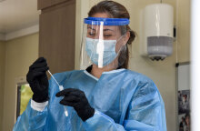 Υγειονομικός του ΕΟΔΥ διενεργεί rapid test για τον κορωνοϊό