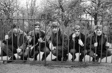 The Animals: Τα μέλη του βρετανικού συγκροτήματος ποζάρουν πίσω από μεταλλικά κάγκελα στις 30 Απριλίου 1964 - Eric Burdon, Hilton Valentine, Chas Chandler, John Steel, Alan Price