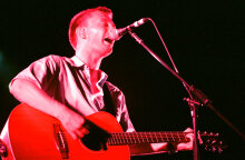 Στιγμιότυπο από τη συναυλία των Radiohead στο Θέατρο Λυκαβηττού στην Αθήνα το 2000