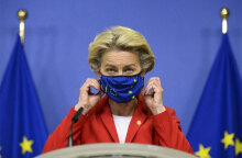 Η Ούρσουλα Φον ντερ Λάιεν, πρόεδρος της Κομισιόν, με μάσκα για τον κορωνοϊό