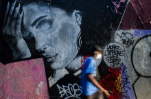 Τοιχογραφία στο Παρίσι που απεικονίζει γυναίκα 