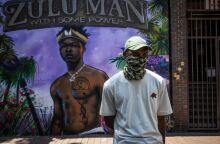 Άνθρωπος με μάσκα στη Νότια Αφρική