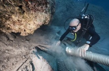 Ανασκαφή στο χώρο της Τομής 2020, όπου φαίνονται νομείς και άλλα ξύλα του πλοίου κάτω από τα βράχια