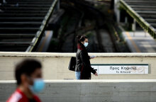 Αττική - Lockdown: Κοπέλα με μάσκα για τον κορωνοϊό σε σταθμό του Ηλεκτρικού