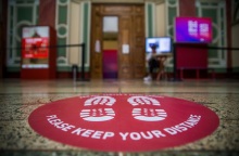 Σημεία για την τήρηση αποστάσεων σε μουσείο