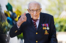 Τομ Μουρ, βετεράνος του Β' Παγκοσμίου Πολέμου, που συγκέντρωσε μεγάλες δωρεές για το NHS στη Μεγάλη Βρετανία και έγινε «σερ» από τη βασίλισσα Ελισάβετ