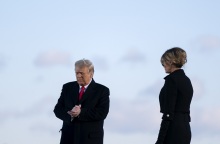 Ντόναλντ Τραμπ και Μελάνια Τραμπ αναχωρούν από τον Λευκό Οίκο