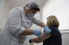 Ρωσικό εμβόλιο sputnik-V για τον κορωνοϊό χορηγείται σε πολίτη στο πλαίσιο των εμβολιασμών κατά της Covid-19 στη Ρωσία