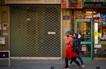 Πολίτες με μάσκα στο κέντρο της Αθήνας 