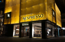 O Greg φιλοτεχνεί τη Nespresso boutique της Γλυφάδας