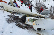 Ιωάννινα: Το κατεστραμμένο εκπαιδευτικό αεροσκάφος μετά τη συντριβή του στο όρος Μιτσικέλι, στην περιοχή Καβαλάρι Ζαγορίου