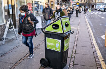 Κορωνοϊός - Δανία: Γυναίκα με προστατευτική μάσκα για τον κορωνοϊό περπατά σε δρόμο στην πρωτεύουσα Κοπεγχάγη