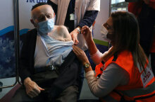 Κορωνοϊός - Ισραήλ: Ηλικιωμένος κάνει το εμβόλιο κατά της Covid-19