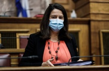 Η υπουργός Παιδείας, Νίκη Κεραμέως με μάσκα στη Βουλή 