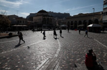 Αττική - Lockdown: Πολίτες περπατούν στην πλατεία στο Μοναστηράκι