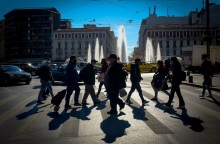 Πεζοί περνούν από διάβαση στην Ομόνοια