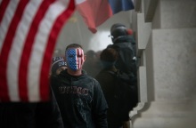 Υποστηρικτής του Τραμπ κατά την εισβολή στο Καπιτώλιο