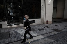 Γυναίκα με μάσκα στο κέντρο της Αθήνας