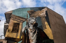 Τοιχογραφία με θέμα την πανδημία COVID 19 σε τοίχο πολυκατοικίας στην Δράμα