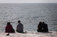 Κορωνοϊός στην Αττική: Πολίτες στην παραλία του Φλοίσβου