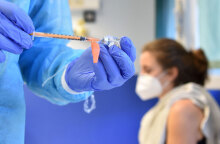 Υγειονομικός ετοιμάζει το εμβόλιο της Pfizer για τον κορωνοϊό