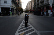 Με κλειστό λιανεμπόριο το σκληρό lockdown στην Αττική μέχρι την Κυριακή 28 Φεβρουαρίου 2021 - Κοπέλες με μάσκα σε έρημο δρόμο στο κέντρο της Αθήνας