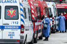 Πορτογαλία - Κορωνοϊός: Ασθενοφόρα για ασθενείς με κορωνοϊό σταθμευμένα το ένα πίσω από το άλλο σε νοσοκομείο