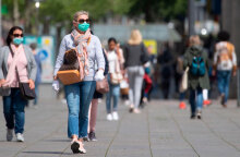 Γερμανία - Κορωνοϊός: Γυναίκα με μάσκα για τον κορωνοϊό και γυαλιά ηλίου