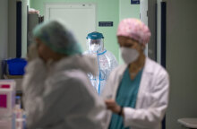 Κορωνοϊός - Ευρωπαϊκή Ένωση: Γιατροί και νοσηλευτές σε νοσοκομείο με προστατευτικό εξοπλισμό κατά της Covid-19