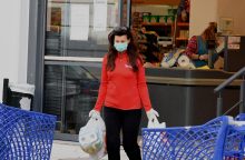 Ανοιχτά τα σούπερ μάρκετ