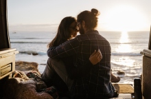 Ζευγάρι σε τροχόσπιτο στην παραλία