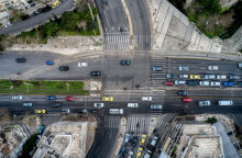 Lockdown στην Αττική για τον κορωνοϊό - Εικόνα από drone δείχνει την κίνηση των οχημάτων σε κεντρικό δρόμο της Αθήνας