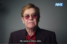 Ο Έλτον Τζον στην καμπάνια του NHS
