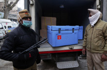 Η αστυνομία περιφρουρεί μεταφορά εμβολίων κατά του κορωνοϊού στην Ινδία 