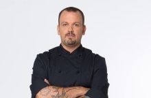 Ο σεφ Δημήτρης Σκαρμούτσος