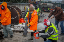 ΔΙΑΝΟΜΗ ΑΛΑΤΙΟΥ ΣΤΟΥΣ ΠΟΛΙΤΕΣ ΕΝΟΨΕΙ ΤΟΥ ΚΥΜΑΤΟΣ ΚΑΚΟΚΑΙΡΙΑΣ ΜΗΔΕΙΑ ΣΤΑ ΠΕΥΚΑ ΘΕΣΣΑΛΟΝΙΚΗΣ