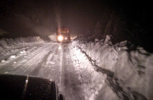 Κακοκαιρία: Αυτοκίνητο με αντιολισθητικές αλυσίδες πίσω από εκχιονιστικό μηχάνημα (ΦΩΤΟ ΑΡΧΕΙΟΥ)