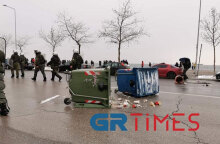 Επεισόδια στη Θεσσαλονίκη: Αρνητές της μάσκας για τον κορωνοϊό συγκρούστηκαν με αστυνομικούς και αναποδογύρισαν κάδους απορριμμάτων