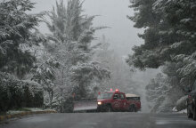 Ο ΕΟΔΥ ανακοίνωσε 332 νέα κρούσματα κορωνοϊού στην Αττική την Κυριακή 14 Φεβρουαρίου 2021, την ώρα που η κακοκαιρία «Μήδεια» έντυσε στα λευκά τον Διόνυσο