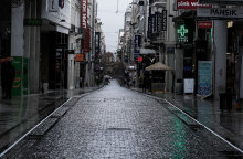 Χωρίς κόσμο η Ερμού, ενώ δεν σταματά να βρέχει, καθώς η κακοκαιρία «Μήδεια» επηρεάζει την Αττική