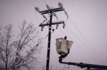 Κακοκαιρία: Συνεργείο της ΔΕΗ σε κολόνα του δικτύου ηλεκτρισμού εν μέσω χιονόπτωσης