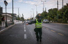 Lockdown στην Αττική: Δημοτικός αστυνομικός σταματά για έλεγχο οδηγό αυτοκινήτου - Νέα έντυπα μετακίνησης εργαζομένων από τη Δευτέρα 15 Φεβρουαρίου 2021