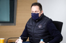 Στέλιος Πέτσας με μάσκα για τον κορωνοϊό