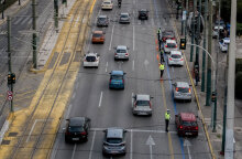 Lockdown στην Αθήνα - Μετακίνηση εργαζομένων: Έλεγχοι της ΕΛ.ΑΣ στον δρόμο που οδηγεί στο Σύνταγμα
