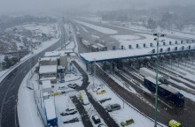 Στιγμιότυπο από τη χιονισμένη εθνική οδό Αθηνών - Λαμίας την Δευτέρα 15 Φεβρουαρίου