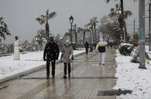 Βόλτα στο Φάληρο για πολίτες παρά τη χιονόπτωση