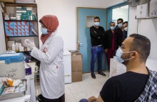 Παλαιστίνια νοσοκόμα ετοιμάζει εμβόλιο της Moderna, Βηθλεέμ, 7 Φεβρουαρίου 2021