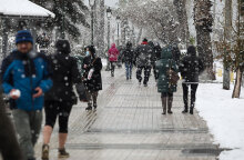 Παλαιό Φάληρο: Βόλτα στην παραλία εν μέσω χιονόπτωσης