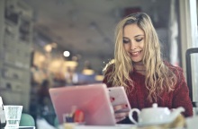 Κοπέλα που κρατάει κινητό τηλέφωνο