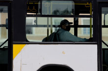 Επιβάτης σε λεωφορείο - Η επιτροπή λοιμωξιολόγων εξετάζει να προτείνει τη διπλή μάσκα ως νέο μέτρο σε σούπερ μάρκετ και ΜΜΜ